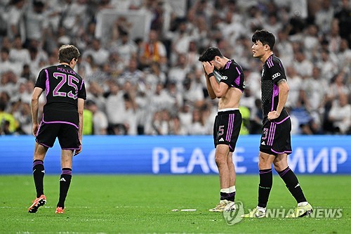 바이에른 뮌헨은 9일 스페인 마드리드에 위치한 산티아고 베르나베우에서 열린 2023-24시즌 유럽축구연맹 챔피언스리그 4강 2차전서 레알 마드리드에 1-2로 역전패 했다. 이날 후반 교체 출전한 김민재는 영국 언론 기브미스포츠로부터 최저 평점인 2점을 받았다. 매체는 김민재가 투입된 후 뮌헨이 2실점을 내줬다며 또 한번의 호러쇼가 펼쳐졌다고 김민재에게 비난을 퍼부었다. 최근 방출설에 휘말린 김민재는 올 시즌 남은 2경기에서 본인의 가치를 입증해야 할 것으로 보인다. 연합뉴스