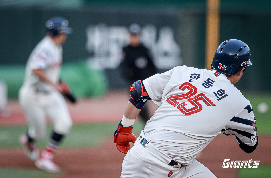 한동희는 9일 사직구장에서 열린 '2024 신한 SOL Bank KBO 리그' 한화 이글스전에서 6번타자 3루수로 선발 출전. 3타수 3안타 2타점 1득점으로 맹활약한 뒤 4회말 주루 과정에서 부상으로 일찌감치 교체됐다. 롯데 자이언츠