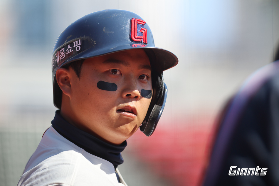 한동희는 9일 사직구장에서 열린 '2024 신한 SOL Bank KBO 리그' 한화 이글스전에서 6번타자 3루수로 선발 출전. 3타수 3안타 2타점 1득점으로 맹활약한 뒤 4회말 주루 과정에서 부상으로 일찌감치 교체됐다. 롯데 자이언츠