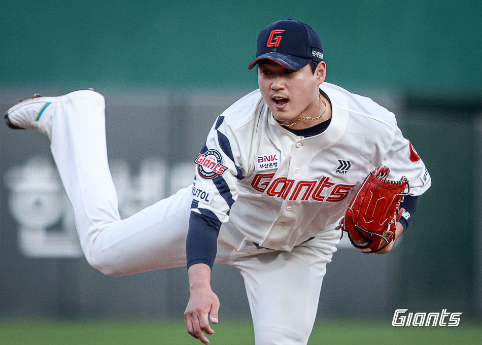 나균안은 9일 사직구장에서 열린 '2024 신한 SOL Bank KBO 리그' 한화 이글스전에서 선발 등판. 3이닝 4실점으로 일찌감치 마운드를 떠났다. 롯데 자이언츠