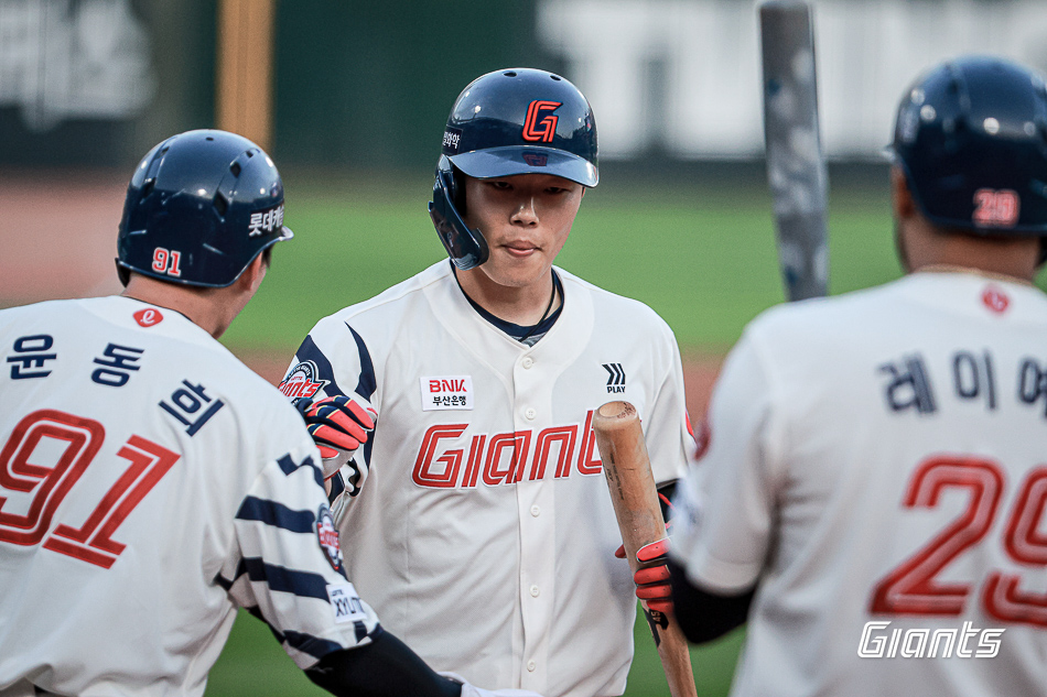 고승민은 9일 사직구장에서 열린 '2024 신한 SOL Bank KBO 리그' 한화 이글스전에서 2번타자 2루수로 선발 출전. 1회말 2점 홈런을 쳐 공격에 활력을 불어넣었다. 롯데 자이언츠