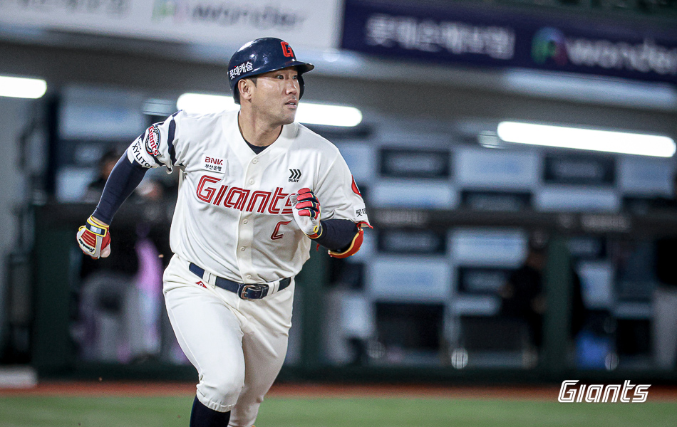 전준우는 9일 사직구장에서 열린 '2024 신한 SOL Bank KBO 리그' 한화 이글스전에서 8회말 만루 홈런을 쳐 18-5 승리에 쐐기를 박았다. 롯데 자이언츠