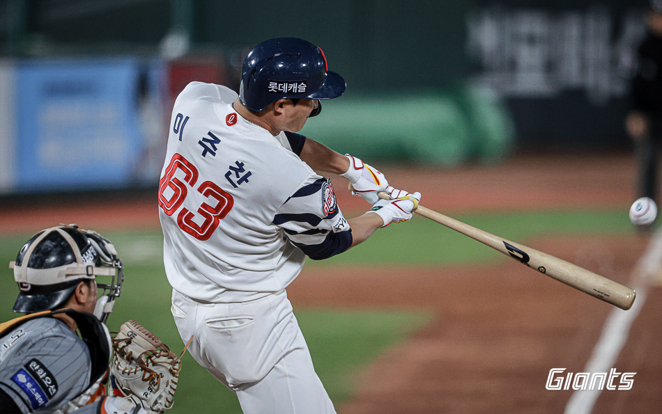 이주찬은 9일 사직구장에서 열린 '2024 신한 SOL Bank KBO 리그' 한화 이글스전에서 4회말 한동희를 대신해 대주자로 교체 출전. 6회말 생애 첫 홈런포를 터트려 공격에 활력을 불어넣었다. 롯데 자이언츠