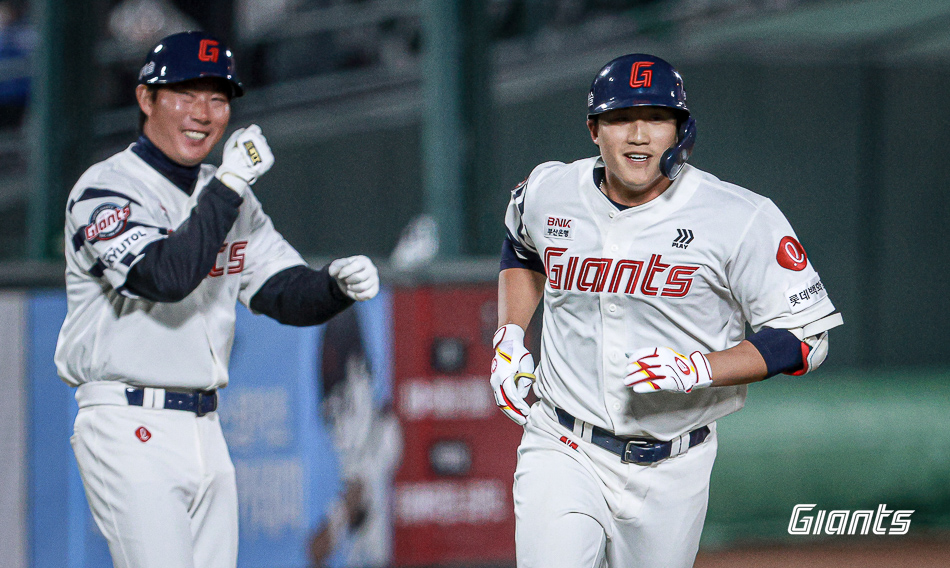 이주찬은 9일 사직구장에서 열린 '2024 신한 SOL Bank KBO 리그' 한화 이글스전에서 4회말 한동희를 대신해 대주자로 교체 출전. 6회말 생애 첫 홈런포를 터트려 공격에 활력을 불어넣었다. 롯데 자이언츠