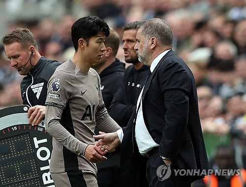 손흥민이 이번 시즌 후반기에 전반기처럼 활약하지 못하는 이유가 있었다. 안 그래도 타이트한 일정을 치르는데 경기 중 수비에 가장 많이 가담하는 공격수가 바로 손흥민인 것으로 나타났다. 리그와 국가대표팀에서 거의 매 경기 선발 출전해 많은 시간을 소화한 손흥민은 시즌 도중 2023 아시아축구연맹(AFC) 카타르 아시안컵에서도 혹사에 가까운 수준으로 뛰었고, 대회가 끝나자마자 토트넘 홋스퍼로 복귀해 계속해서 경기에 나서고 있다. 손흥민은 전반기에 12골 5도움, 후반기에 5골 4도움을 기록했다. 사진 연합뉴스