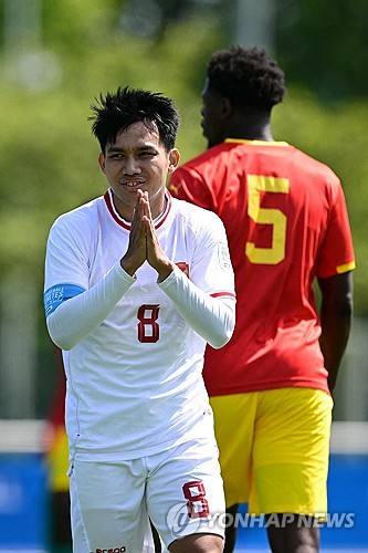 신 감독이 이끄는 인도네시아 23세 이하(U-23) 축구 대표팀이 9일(한국시간) 프랑스 클래르퐁텐에서 열린 기니와의 2024 파리올림픽 남자 축구 대륙 간 플레이오프(PO)에서 0-1로 패했다.   이달 초까지 진행된 아시아축구연맹(AFC) U-23 카타르 아시안컵에 최초로 출전한 인도네시아는 이른바 '도장 깨기'를 하면서 준결승 진출에 성공했다. 이후 2패를 당하면서 4위로 대륙 간 PO에 진출했다.   만약 인도네시아가 기니를 잡았다면 1956 멜버른 올림픽 이후 68년 만에 본선 무대를 밟을 수 있었다. 신 감독은 역사를 새로 쓸 뻔했지만, 최종 관문에서 눈물을 흘려야 했다. 연합뉴스