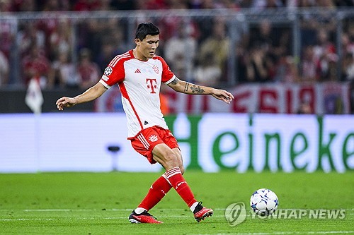 김민재가 레알 마드리드와의 유럽축구연맹(UEFA) 챔피언스리그 준결승 2차전에 교체로 출전한 뒤 바이에른 뮌헨이 내리 2실점을 허용하자 경기 후 일부 매체들과 팬들이 김민재에게 혹평을 쏟아내고 있다. 하지만 토마스 투헬 감독과 구단은 김민재를 보호할 생각이 없어 보인다. 이런 가운데 영국 유력 매체 디 애슬레틱은 투헬 감독의 교체 전술에 의문을 품으며 유일하게 김민재가 아닌 투헬 감독의 잘못을 지적했다. 사진 연합뉴스