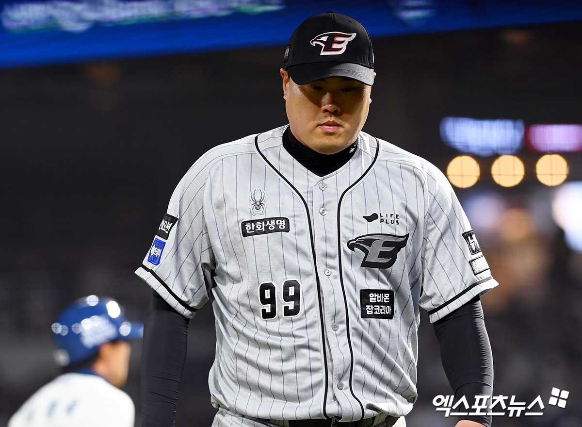 류현진은 8일 사직구장에서 열린 '2024 신한 SOL Bank KBO 리그' 롯데 자이언츠전에서 선발 등판. 최종 성적 5이닝 5실점을 기록하고 마운드를 내려갔다. 시즌 성적은 2승 4패. 엑스포츠뉴스 DB