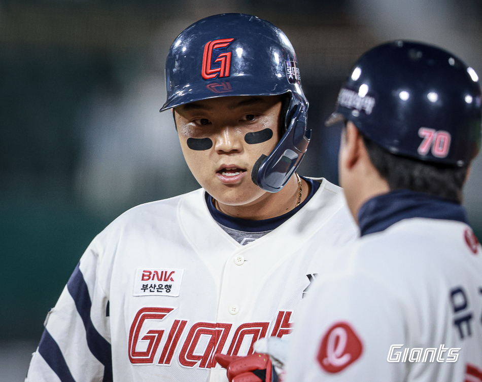 한동희는 10일 사직구장에서 열릴 '2024 신한 SOL Bank KBO 리그' LG 트윈스와 주말 3연전 첫 경기에서 햄스트링 부상 탓에 선발 명단에서 제외. 경기 후반 대타로 대기한다. 롯데 자이언츠