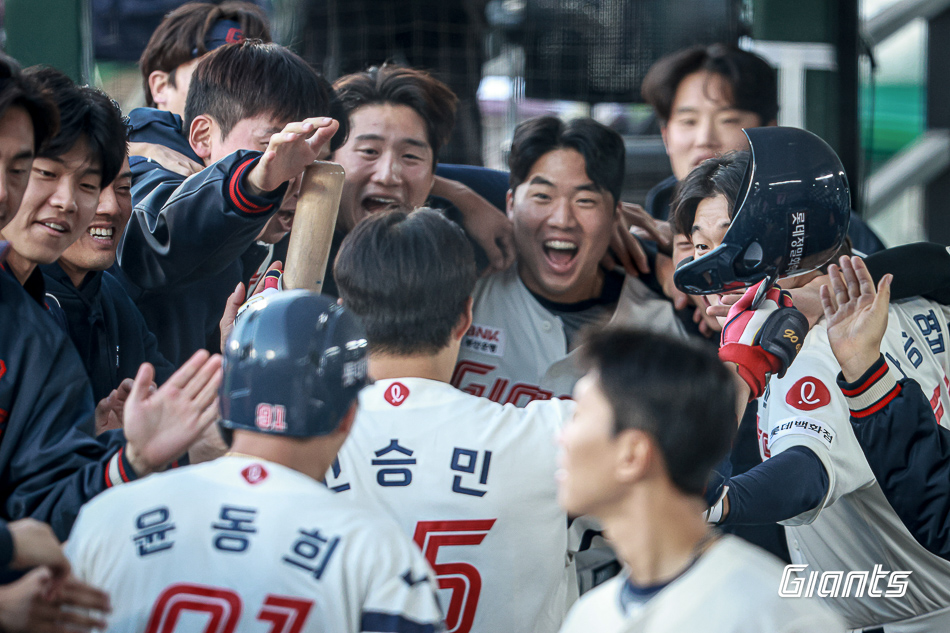 롯데는 9일 사직구장에서 열린 '2024 신한 SOL Bank KBO 리그' 한화 이글스전에서 19안타를 몰아치며 18-5로 승리. 주중 시리즈 두 경기를 모두 휩쓸었다. 롯데 자이언츠