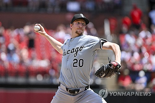 지난해 KBO리그 NC 다이노스에서 다승왕, 탈삼진왕, 평균자책점왕 등을 쓸어간 뒤 MLB 시카고 화이트삭스에 입단한 에릭 페디가 2019~2021년 삼성에서 활약했던 클리블랜드 가디언스 벤 라이블리와의 '역수출 더비'에서 판정승을 거뒀다. 페디는 10일 클리블랜드와의 홈 경기에서 6이닝 6피안타 무실점을 기록하며 승리투수가 됐다. 연합뉴스