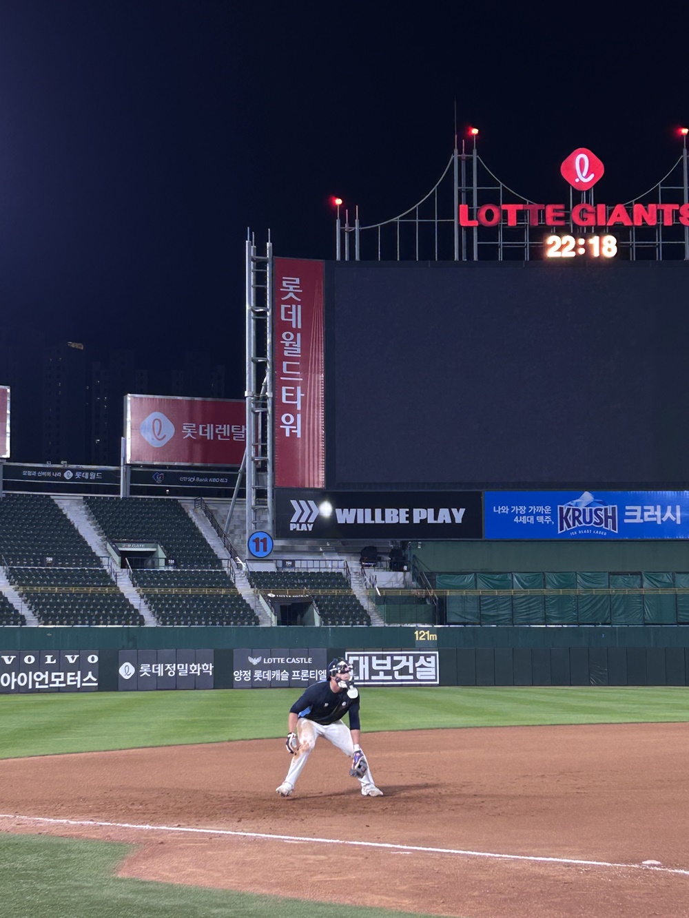 이주찬은 10일 사직구장에서 열린 '2024 신한 SOL Bank KBO 리그' LG 트윈스와 주말 3연전 첫 경기에서 9번타자 3루수로 선발 출전. 실책 2개를 저지르며 고개 숙였다. 경기 이후에는 추가 훈련을 진행하며 더욱 발전하고자 했다. 롯데 자이언츠