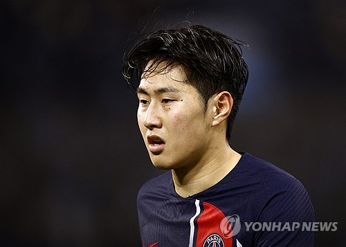 다음 시즌 이강인의 포지션 경쟁자가 될 것으로 예상됐던 PSG(파리 생제르맹)의 특급 재능 사비 시몬스가 PSG 복귀 대신 현재 임대로 뛰고 있는 RB 라이프치히 완전 이적을 추진하고 있다는 소식이 전해졌다. 루이스 엔리케 감독은 시몬스를 선호하고 있지만, 시몬스는 라이프치히 이적으로 마음이 기운 모양새다. 시몬스가 PSG 복귀가 아닌 라이프치히 잔류를 선택하면서 다음 시즌 이강인의 주전 경쟁에도 청신호가 켜졌다. 사진 연합뉴스