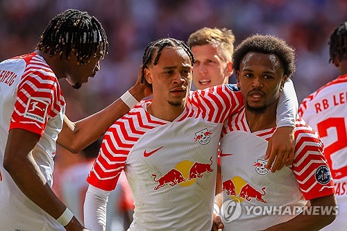 다음 시즌 이강인의 포지션 경쟁자가 될 것으로 예상됐던 PSG(파리 생제르맹)의 특급 재능 사비 시몬스가 PSG 복귀 대신 현재 임대로 뛰고 있는 RB 라이프치히 완전 이적을 추진하고 있다는 소식이 전해졌다. 루이스 엔리케 감독은 시몬스를 선호하고 있지만, 시몬스는 라이프치히 이적으로 마음이 기운 모양새다. 시몬스가 PSG 복귀가 아닌 라이프치히 잔류를 선택하면서 다음 시즌 이강인의 주전 경쟁에도 청신호가 켜졌다. 사진 연합뉴스