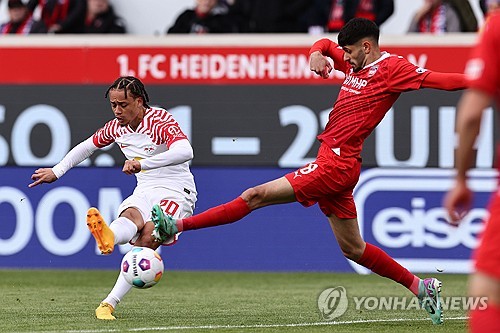 다음 시즌 이강인의 포지션 경쟁자가 될 것으로 예상됐던 PSG(파리 생제르맹)의 특급 재능 사비 시몬스가 PSG 복귀 대신 현재 임대로 뛰고 있는 RB 라이프치히 완전 이적을 추진하고 있다는 소식이 전해졌다. 루이스 엔리케 감독은 시몬스를 선호하고 있지만, 시몬스는 라이프치히 이적으로 마음이 기운 모양새다. 시몬스가 PSG 복귀가 아닌 라이프치히 잔류를 선택하면서 다음 시즌 이강인의 주전 경쟁에도 청신호가 켜졌다. 사진 연합뉴스