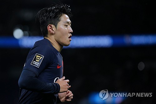 다음 시즌 이강인의 포지션 경쟁자가 될 것으로 예상됐던 PSG(파리 생제르맹)의 특급 재능 사비 시몬스가 PSG 복귀 대신 현재 임대로 뛰고 있는 RB 라이프치히 완전 이적을 추진하고 있다는 소식이 전해졌다. 루이스 엔리케 감독은 시몬스를 선호하고 있지만, 시몬스는 라이프치히 이적으로 마음이 기운 모양새다. 시몬스가 PSG 복귀가 아닌 라이프치히 잔류를 선택하면서 다음 시즌 이강인의 주전 경쟁에도 청신호가 켜졌다. 사진 연합뉴스