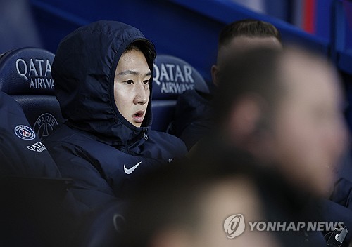 다음 시즌 이강인의 포지션 경쟁자가 될 것으로 예상됐던 PSG(파리 생제르맹)의 특급 재능 사비 시몬스가 PSG 복귀 대신 현재 임대로 뛰고 있는 RB 라이프치히 완전 이적을 추진하고 있다는 소식이 전해졌다. 루이스 엔리케 감독은 시몬스를 선호하고 있지만, 시몬스는 라이프치히 이적으로 마음이 기운 모양새다. 시몬스가 PSG 복귀가 아닌 라이프치히 잔류를 선택하면서 다음 시즌 이강인의 주전 경쟁에도 청신호가 켜졌다. 사진 연합뉴스