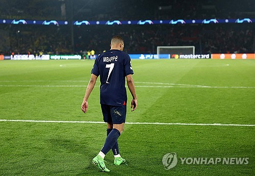 이강인 소속팀인 프랑스 최고 명문 파리 생제르맹(PSG)의 간판 스타 킬리안 음바페가 11일 자신의 SNS를 통해 PSG와 작별을 공식적으로 알렸다. 음바페는 이제는 말할 시간이 됐다면서 13일 열리는 툴루즈와의 경기가 PSG 홈구장인 파르크 데 프랭스에서 뛰는 마지막 경기가 될 것이라고 밝혔다.음바페는 2017-2018시즌 PSG에 입단했으며 총 7시즌을 보냈다. 음바페 행선지는 스페인 레알 마드리드가 될 전 망이다. 연합뉴스