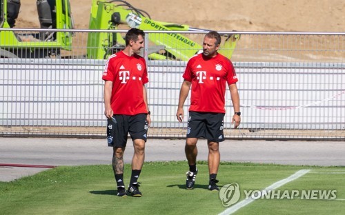 스카이스포츠 독일이 11일(한국시간) 뮌헨이 한지 플릭 전 독일 축구 국가대표팀 감독과 협상을 시작하면서 그의 사단 중 한 명인 미로슬라프 클로제(45) 역시 복귀를 추진하고 있다고 전했다. 연합뉴스