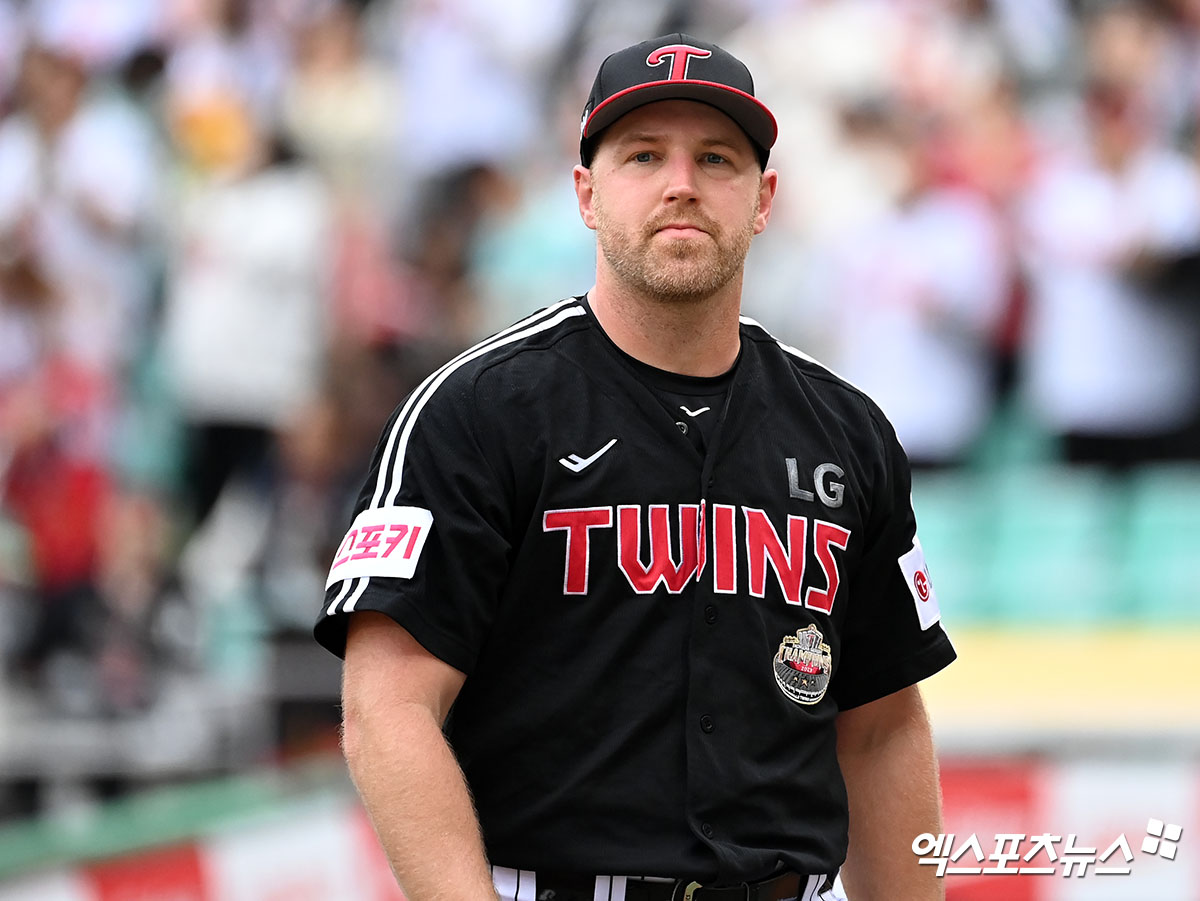 경기 초반은 다소 흔들렸던 엔스다. 팀이 2-0으로 앞선 1회말 윤동희(3루수 땅볼)-고승민(2루수 땅볼)-빅터 레이예스(1루수 땅볼)로 이어지는 상대 1~3번 상위 타선을 모두 범타로 처리해 경기 첫 삼자범퇴를 만들었다.   다음 이닝인 2회말에는 위기였다. 1사 후 정훈에게 볼넷을 허용해 누상에 주자를 내보냈다. 이후 나승엽을 스윙삼진으로 처리했지만, 유강남에게 중전 안타를 맞아 2사 1,2루가 됐다. 엔스는 득점권에 주자를 내보냈지만, 박승욱을 좌익수 뜬공으로 돌려세워 실점하지 않았다. 