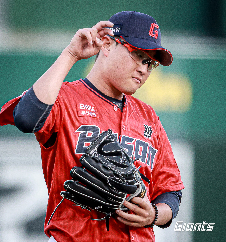 박세웅은 10일 사직구장에서 열린 '2024 신한 SOL Bank KBO 리그' LG 트윈스와 주말 3연전 첫 번째 경기에서 선발 등판. 경기 막바지 볼넷에 무너져 5⅔이닝 6실점(5자책점)을 기록했다. 롯데 자이언츠