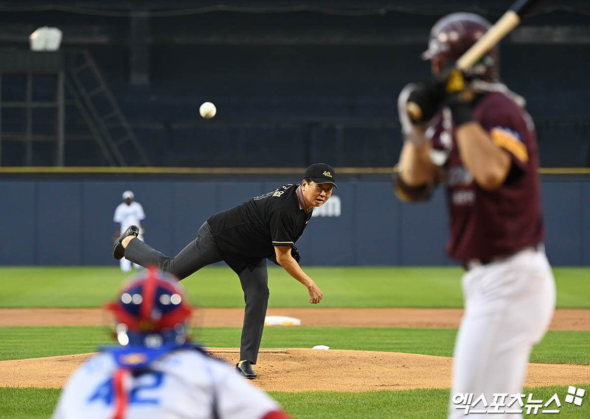 KBO 레전드인 선동열 감독이 2022년 올스타전에서 시구하고 있다. 엑스포츠뉴스 DB