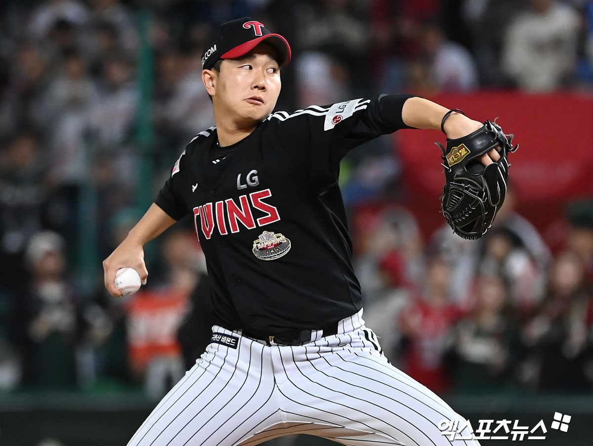 유영찬은 11일 사직구장에서 열린 '2024 신한 SOL Bank KBO 리그' 롯데 자이언츠와 주말 3연전 두 번째 경기에서 8회초 1사 후 마무리 투수로 등판. 아웃카운트 5개를 실점 없이 막아내 팀 승리를 지켰다. 엑스포츠뉴스 DB