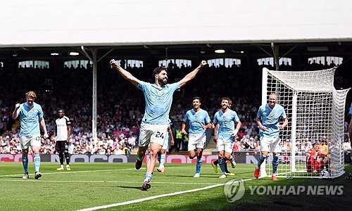 맨체스터 시티는 11일 영국 런던에 위치한 크레이븐 코티지에서 열린 풀럼과의잉글리시 프리미어리그 37라운드 원정 경기에서 요수코 그바르디올의 멀티골과 필 포든의 추가골 그리고 훌리안 알바레스의 페널티킥 추가골에 힘입어 4 대 0 완승을 거뒀다. 이날 승리로 맨시티는 아스널을 2위로 내리고 프리미어리그 선두 자리를 탈환했다. 지난 시즌을 포함해 3년 연속 우승 중인 맨시티는 풀럼전 승리로 전무후무한 프리미어리그 4연패 도전에 청신호를 켰다. 연합뉴스