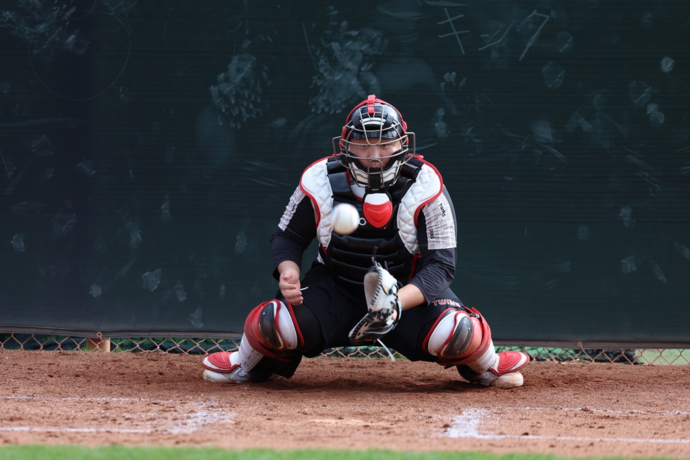 김범석은 12일 사직구장에서 열릴 '2024 신한 SOL Bank KBO 리그' 롯데 자이언츠와 주말 3연전 마지막 경기에서 생애 첫 1군에서 포수로 선발 출전할 계획이다. LG 트윈스