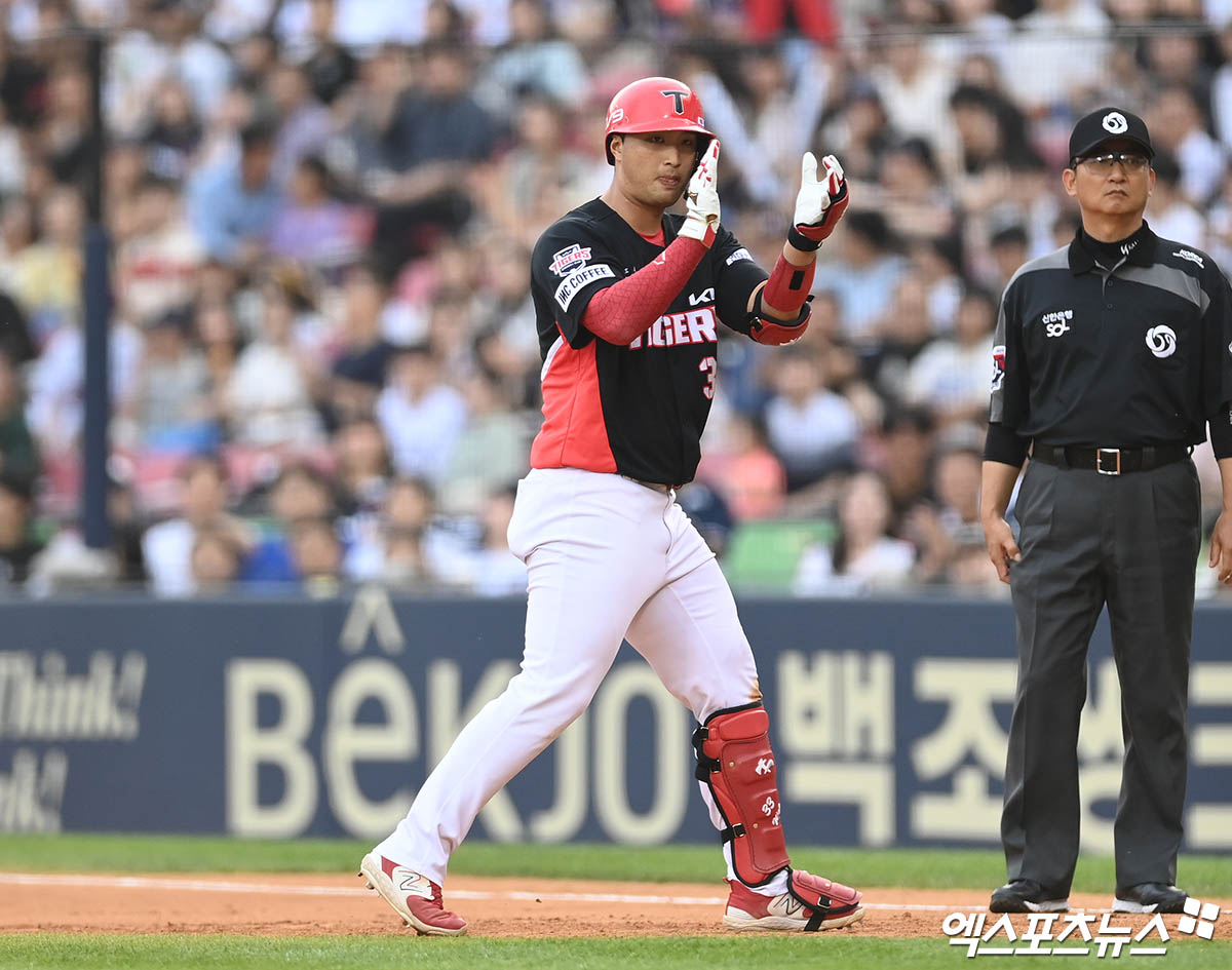 10일 오후 서울 송파구 잠실야구장에서 열린 2023 신한은행 SOL KBO리그 KIA 타이거즈와 두산 베어스의 경기, 4회초 1사 1,2루 KIA 변우혁이 동점 1타점 적시타를 때려낸 뒤 박수를 치고 있다. 엑스포츠뉴스 DB