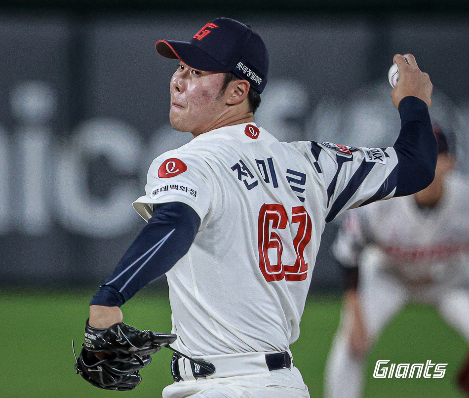 롯데는 11일 사직구장에서 열린 '2024 신한 SOL Bank KBO 리그' LG 트윈스와 주말 3연전 두 번째 경기에서 필승조를 대거 투입했다. 롯데 자이언츠