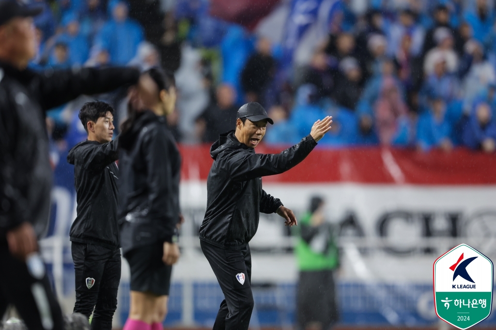 천안시티FC전 벤치에서 경기를 지휘하는 수원 삼성 염기훈 감독. 사진 한국프로축구연맹