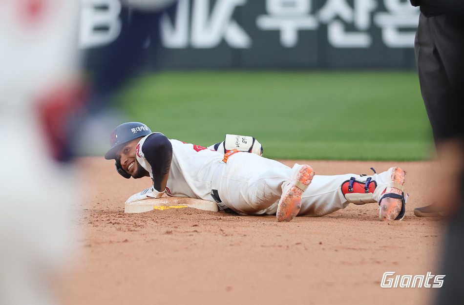 롯데는 11일 사직구장에서 열린 '2024 신한 SOL Bank KBO 리그' LG 트윈스와 주말 3연전 두 번째 경기에서 주루 미스가 여러 번 나왔다. 롯데 자이언츠