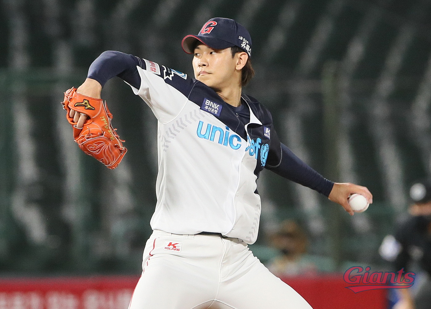 홍민기는 12일 사직구장에서 열릴 '2024 신한 SOL Bank KBO 리그' LG 트윈스와 주말 3연전 마지막 경기에서 선발 등판할 예정이다. 롯데 자이언츠