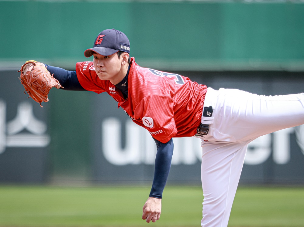 홍민기는 12일 사직구장에서 열린 '2024 신한 SOL Bank KBO 리그' LG 트윈스와 주말 3연전 마지막 경기에서 선발 등판. 2⅔이닝 2실점한 뒤 마운드를 내려갔다. 롯데 자이언츠 