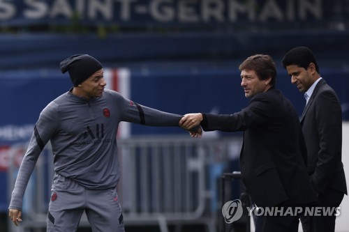 사상 초유의 일이다. 프랑스의 에마뉘엘 마크롱 대통령이 이번 시즌을 끝으로 PSG(파리 생제르맹)를 떠나는 프랑스 간판 공격수 킬리안 음바페의 차기 행선지를 유출(?)해버렸다. 마크롱 대통령은 최근 스페인 매체 엘 치링기토와의 인터뷰에서 레알 마드리드가 2024 파리 올림픽 일정에 맞춰 음바페 차출을 허가해주길 바란다며 올 여름 자유계약(FA) 신분이 되는 음바페가 향후 레알로 이적하는 게 확정됐다는 걸 상기시켰다. 사진 연합뉴스