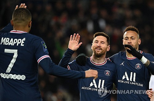 사상 초유의 일이다. 프랑스의 에마뉘엘 마크롱 대통령이 이번 시즌을 끝으로 PSG(파리 생제르맹)를 떠나는 프랑스 간판 공격수 킬리안 음바페의 차기 행선지를 유출(?)해버렸다. 마크롱 대통령은 최근 스페인 매체 엘 치링기토와의 인터뷰에서 레알 마드리드가 2024 파리 올림픽 일정에 맞춰 음바페 차출을 허가해주길 바란다며 올 여름 자유계약(FA) 신분이 되는 음바페가 향후 레알로 이적하는 게 확정됐다는 걸 상기시켰다. 사진 연합뉴스