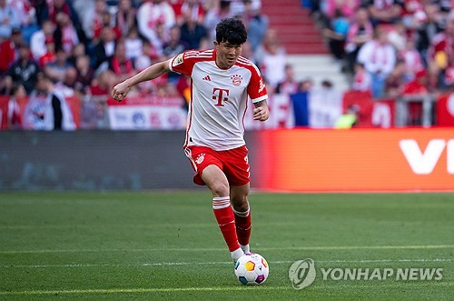 김민재가 1년 만에 바이에른 뮌헨을 떠나 이탈리아 세리에A로 복귀할 수 있다는 소식이 전해졌다. 이탈리아 트리벨라이펙트에 따르면 김민재는 명문 AC밀란의 영입 후보 5인에 포함됐다. 올 시즌 세리에A에서 수비력에 아쉬움을 보였던 밀란은 수비진 개편을 원하고 있으며, 나폴리에서 검증을 마친 김민재를 가장 적합한 매물로 여기고 있는 것으로 알려졌다. 연합뉴스