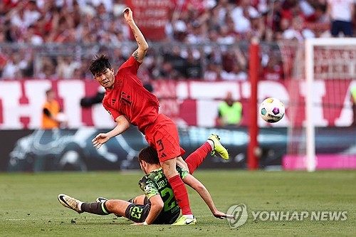 독일 최고 명문 바이에른 뮌헨에서 뛰는 수비수 김민재가 13일 볼프스부르크와의 올시즌 홈 마지막 경기에 선발 출전한 뒤 후반 30분까지 75분을 소화하고 그라운드를 빠져나갔다. 김민재는 발목을 삔 것으로 확인됐으나 큰 부상은 아니다. 뮌헨은 김민재의 좋은 수비 등이 어우러지면서 볼프스부르크를 2-0으로 완파하고 정규리그 2위를 지켰다. 연합뉴스