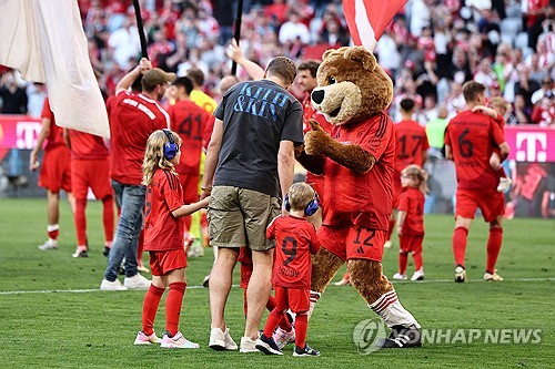 독일 최고 명문 바이에른 뮌헨에서 뛰는 수비수 김민재가 13일 볼프스부르크와의 올시즌 홈 마지막 경기에 선발 출전한 뒤 후반 30분까지 75분을 소화하고 그라운드를 빠져나갔다. 김민재는 발목을 삔 것으로 확인됐으나 큰 부상은 아니다. 뮌헨은 김민재의 좋은 수비 등이 어우러지면서 볼프스부르크를 2-0으로 완파하고 정규리그 2위를 지켰다. 연합뉴스