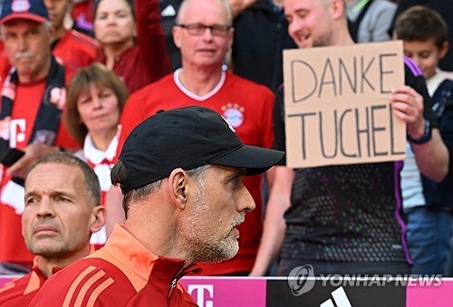 토마스 투헬 감독이 잔류 대신 예정대로 시즌 종료 후 팀을 떠나기로 결정하면서 바이에른 뮌헨은 다시 새 감독을 찾기 시작했다. 뮌헨은 지난 2월 투헬 감독과 시즌 종료 후 결별하기로 결정한 후 많은 지도자와 접촉했지만 모두 퇴짜를 맞아 투헬 감독을 설득하기까지 했지만 이마저도 불발돼 온갖 조롱을 받고 있다. 한 독일 매체에 따르면 일부 자포자기한 팬들은 과거 뮌헨에서 실패했던 지도자인 위르겐 클린스만 감독을 복귀시켜야 한다고 주장하고 있다. 연합뉴스