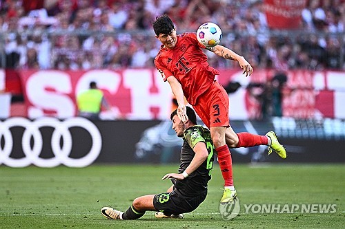 김민재는 13일(한국시간) 독일 뮌헨에 위치한 알리안츠 아레나에서 열린 볼프스부르크와의 2023-24시즌 독일 분데스리가 33라운드 홈경기에 선발 출전했으나 경기 도중 발목 부상을 당해 후반 29분경 교체되어 나왔다. 뮌헨은 2-0 완승으로 경기를 마쳤다. 부상이 심각하지 않지만, 그는 교체되면서 낙담한 듯, 울먹이는 표정을 지었다. 연합뉴스