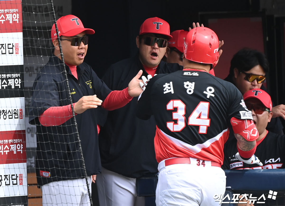 28일 오후 서울 송파구 잠실야구장에서 열린 2024 신한 SOL Bank KBO리그 KIA 타이거즈와 LG 트윈스의 경기, 1회초 1사 1,2루 KIA 최형우가 스리런 홈런을 날린 후 이범호 감독과 하이파이브를 하고 있다. 엑스포츠뉴스 DB