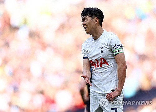 영국 스카이스포츠가 14일(한국시간) 방송 프로그램 '먼데이 나이트 풋볼(Monday Night Football)'을 통해 대표 해설진인 제이미 캐러거, 개리 네빌이 뽑은 2023-2024시즌 프리미어리그 올해의 팀을 발표했다.   두 대표 해설진이 뽑은 올해의 팀에 손흥민의 이름은 찾아볼 수 없었다. 토트넘 선수 중에선 데스티니 우도기가 유일하게 네빌이 뽑은 올해의 팀에 유일하게 이름을 올렸다. 연합뉴스