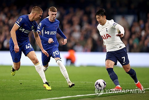 영국 스카이스포츠가 14일(한국시간) 방송 프로그램 '먼데이 나이트 풋볼(Monday Night Football)'을 통해 대표 해설진인 제이미 캐러거, 개리 네빌이 뽑은 2023-2024시즌 프리미어리그 올해의 팀을 발표했다.   두 대표 해설진이 뽑은 올해의 팀에 손흥민의 이름은 찾아볼 수 없었다. 토트넘 선수 중에선 데스티니 우도기가 유일하게 네빌이 뽑은 올해의 팀에 유일하게 이름을 올렸다. 연합뉴스