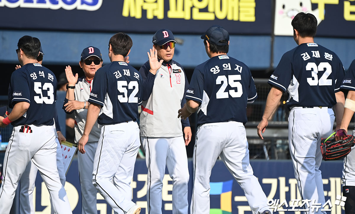 4일 오후 서울 송파구 잠실야구장에서 열린 2024 신한 SOL Bank KBO리그 두산 베어스와 LG 트윈스의 경기, 두산이 강승호의 투런 홈런에 힘입어 LG에 3:2 승리를 거뒀다. 이날 경기에서 승리한 두산 이승엽 감독이 선수들과 하이파이브를 하고 있다. 엑스포츠뉴스 DB