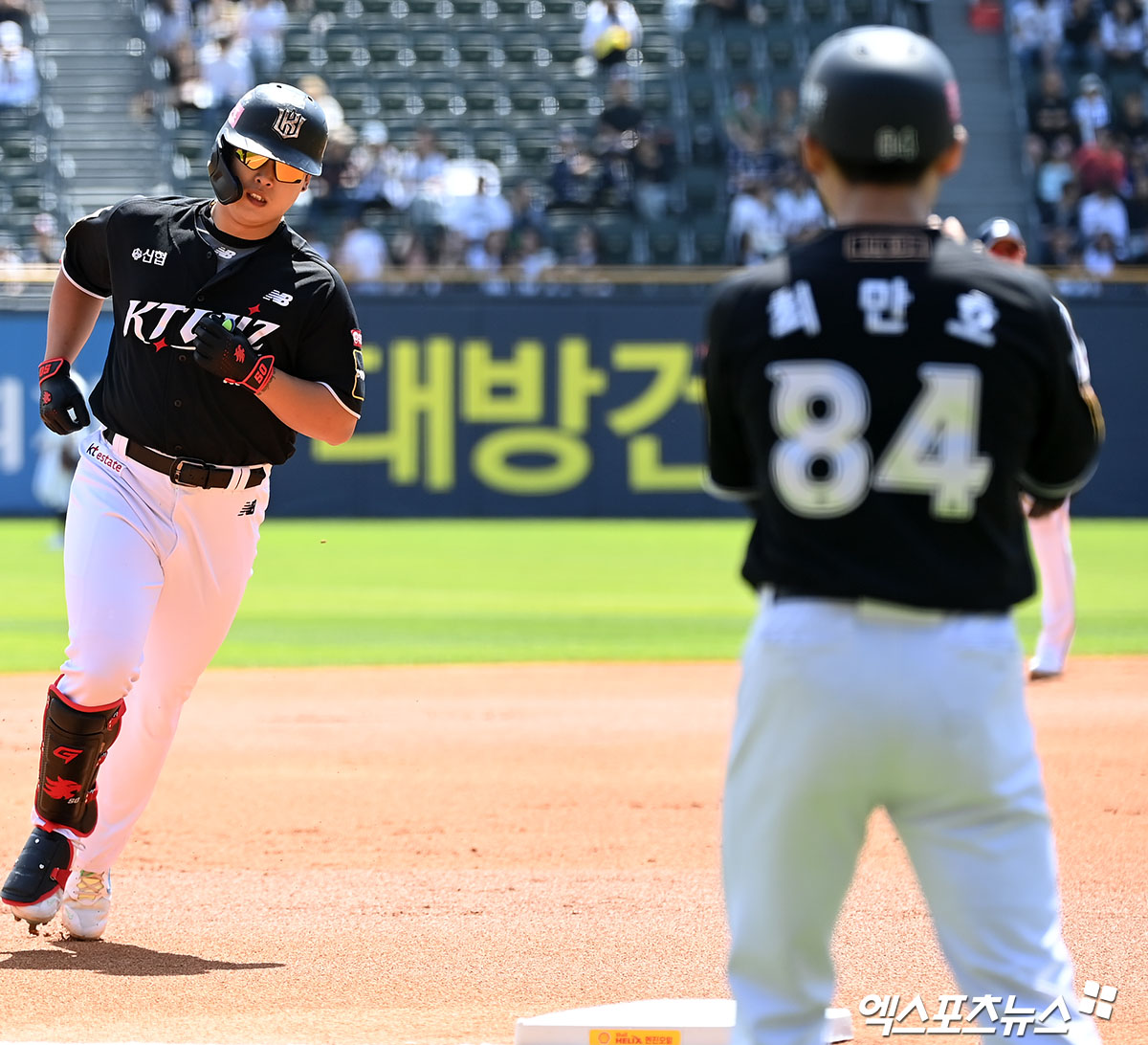 KT 위즈 강백호가 정규시즌 경기에서 홈런을 친 뒤 베이스를 돌고 있다. 엑스포츠뉴스 DB