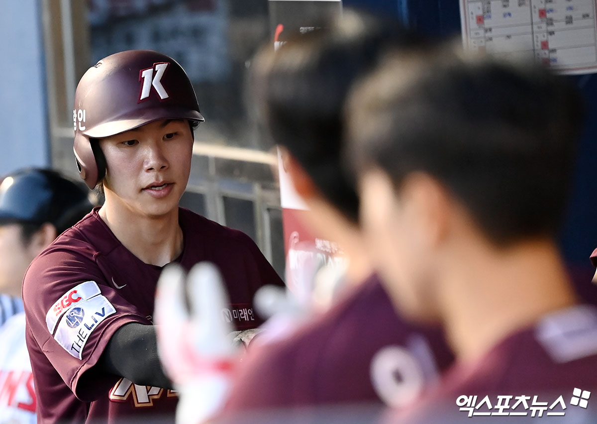 14일 오후 서울 송파구 잠실야구장에서 열린 2024 신한 SOL Bank KBO리그 키움 히어로즈와 LG 트윈스의 경기, 3회초 1사 1,3루 키움 김혜성이 송성문의 1타점 희생플라이때 득점에 성공한 후 더그아웃에서 하이파이브를 하고 있다. 잠실, 김한준 기자