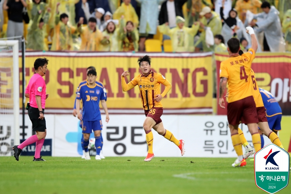 광주FC 박태준이 울산HD와의 경기에서 선제골을 터트린 뒤 세리머니를 펼치고 있다. 사진 한국프로축구연맹