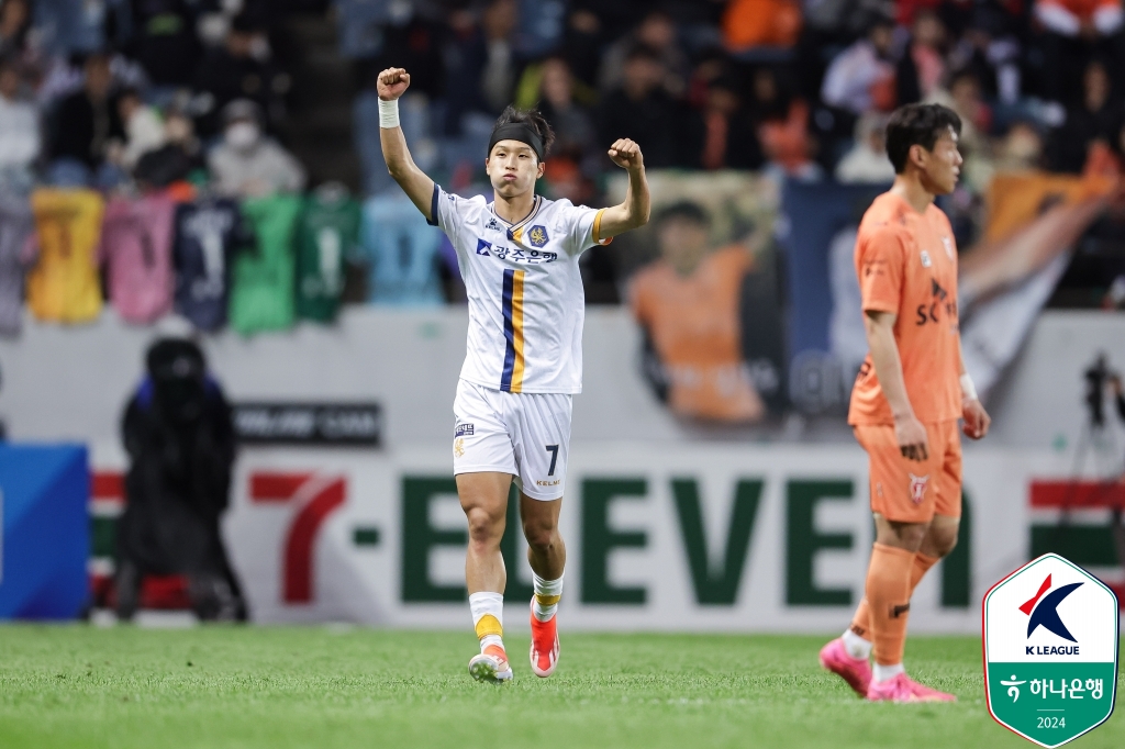광주FC 엄지성이 제주 유나이티드와의 경기에서 득점한 뒤 세리머니를 펼치고 있다. 사진 한국프로축구연맹